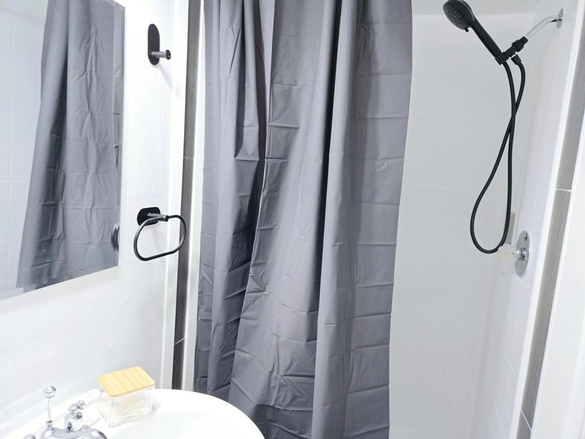 Charming Room With Attached Private Bath In The Heart Of Vancouver! Private Parking, Self Check-In & Just 4 Mins To Metrotown! Екстериор снимка