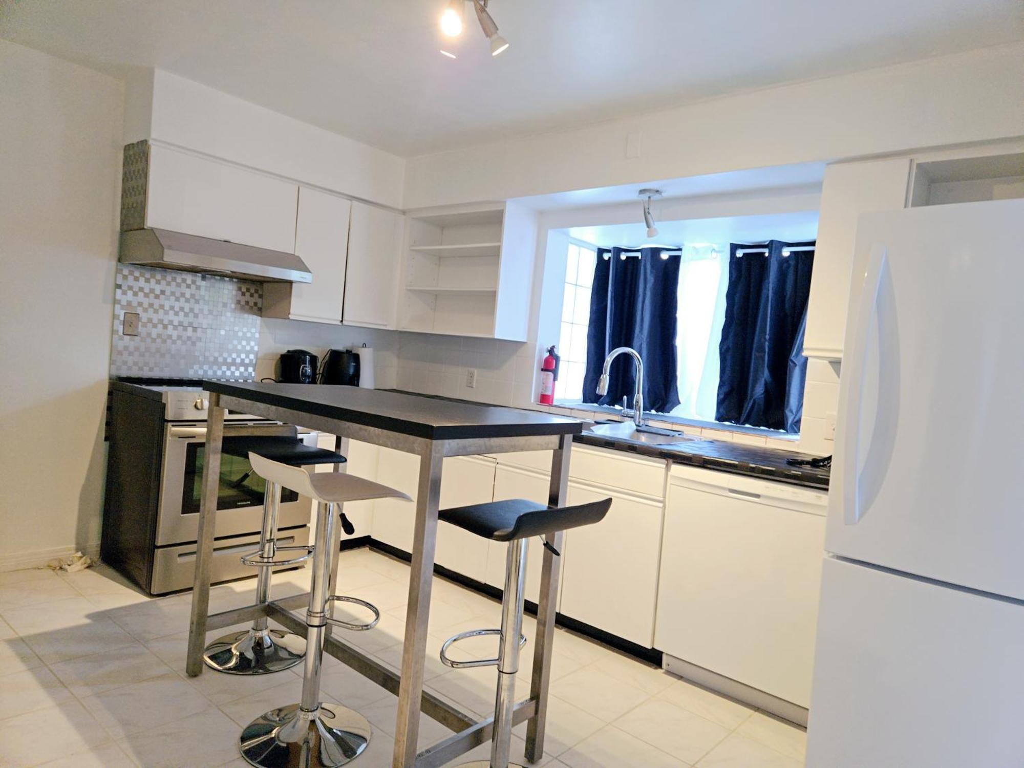 Charming Room With Attached Private Bath In The Heart Of Vancouver! Private Parking, Self Check-In & Just 4 Mins To Metrotown! Екстериор снимка