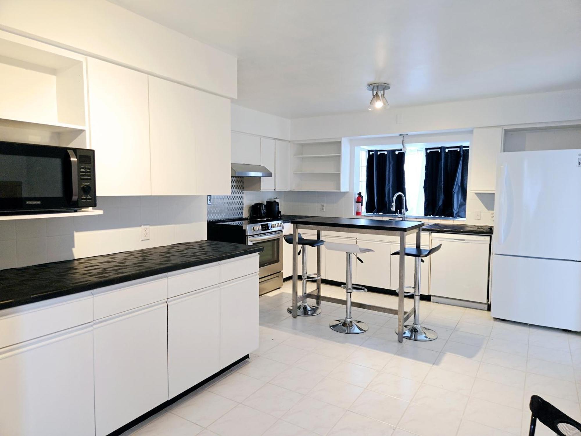 Charming Room With Attached Private Bath In The Heart Of Vancouver! Private Parking, Self Check-In & Just 4 Mins To Metrotown! Екстериор снимка